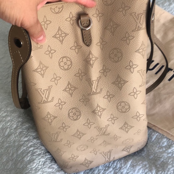 Louis Vuitton Mahina Hina MM Galet Tote - M53140 - Picture 8 of 16